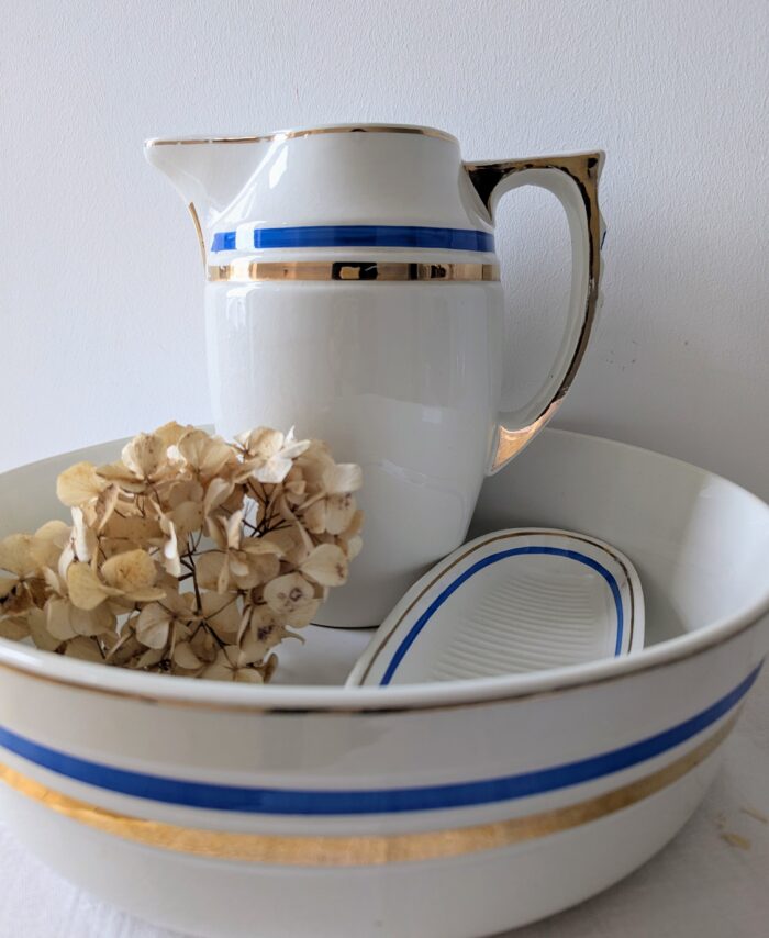 Ensemble de toilette ancien Hamage Moulin des Loups, faïence blanche à filets bleus et dorés – Villa Brieg