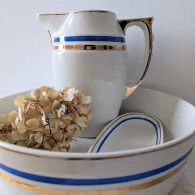 Ensemble de toilette ancien Hamage Moulin des Loups, faïence blanche à filets bleus et dorés – Villa Brieg