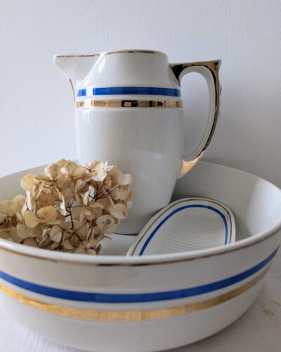 Ensemble de toilette ancien Hamage Moulin des Loups, faïence blanche à filets bleus et dorés – Villa Brieg