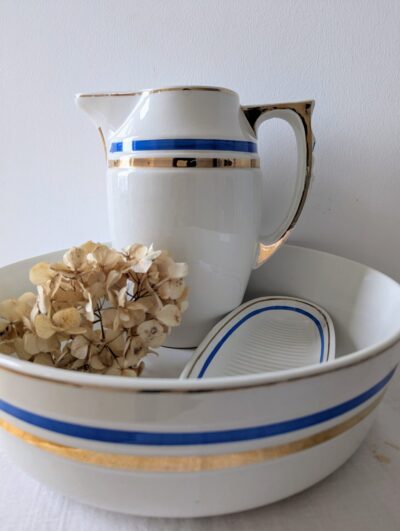 Ensemble de toilette ancien Hamage Moulin des Loups Art déco, broc et bassine en faïence blanche, filets bleu et or.
