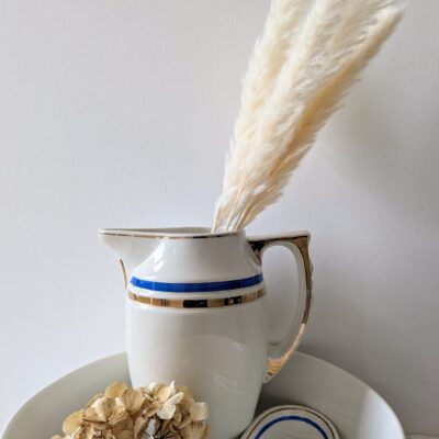 Ensemble de toilette ancien Hamage Moulin des Loups, faïence blanche à filets bleus et dorés – Villa Brieg