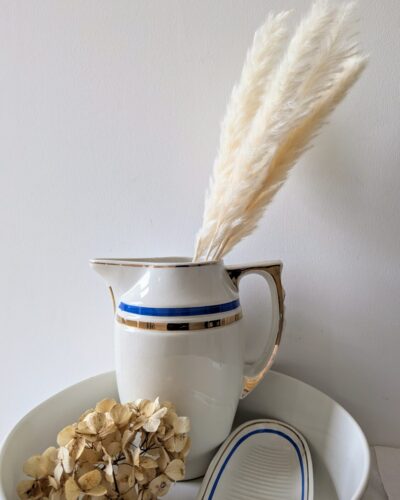 Ensemble de toilette ancien Hamage Moulin des Loups, faïence blanche à filets bleus et dorés – Villa Brieg