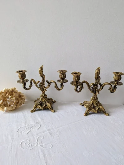 Paire de bougeoirs anciens en laiton massif doré style baroque rococo, fûts ciselés à arabesques, hauteur 20 cm.
