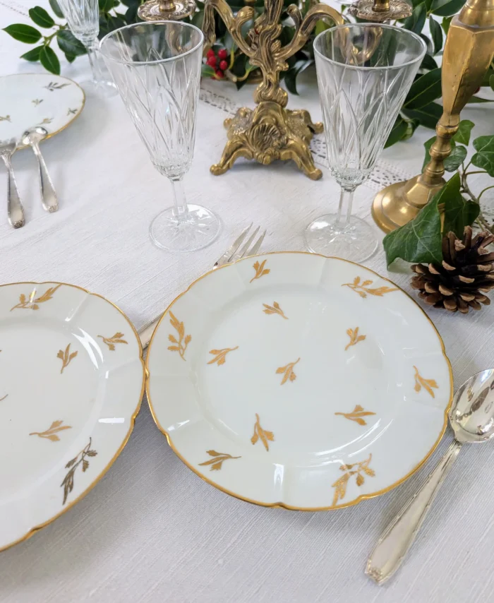 assiettes à dessert porcelaine de Limoges sur table de Noël
