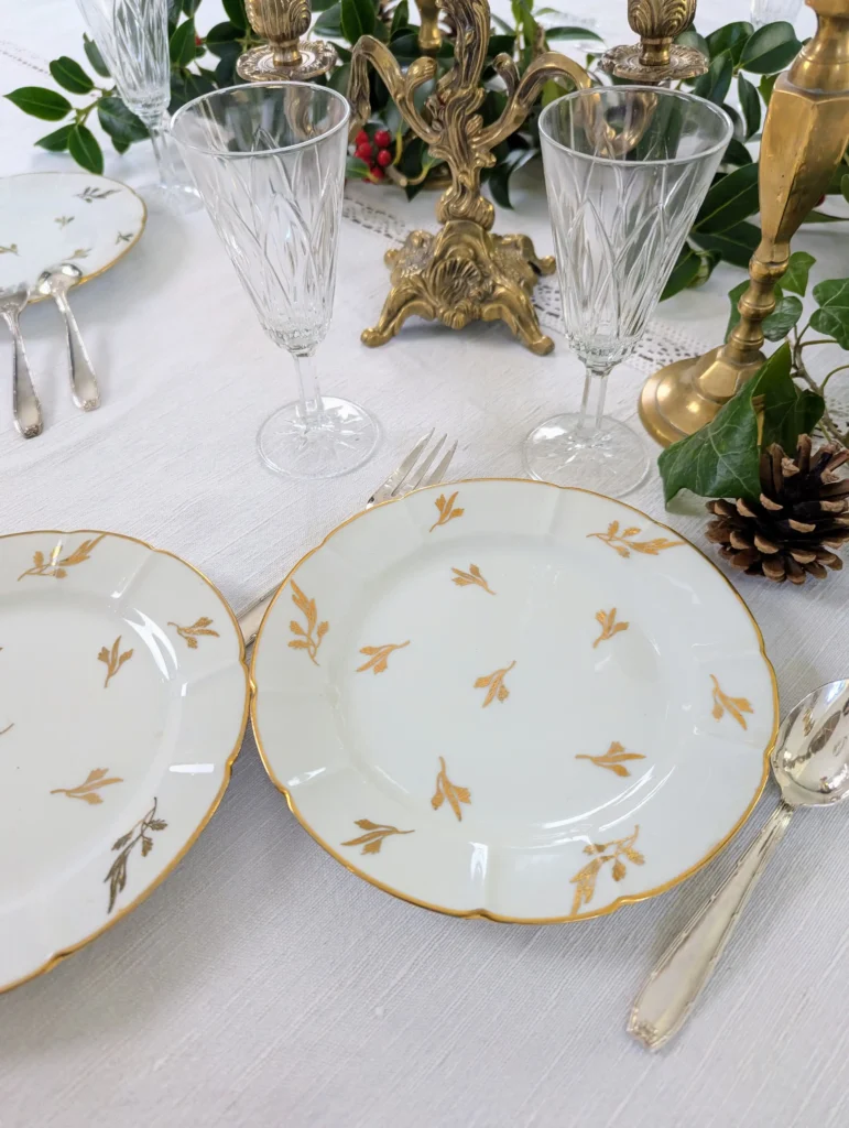 Assiettes en porcelaine de Limoges sur une table de Noël chic