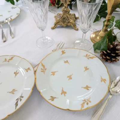 assiettes à dessert porcelaine de Limoges sur table de Noël