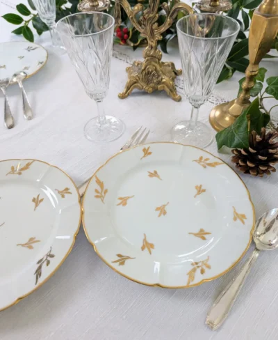 assiettes à dessert porcelaine de Limoges sur table de Noël