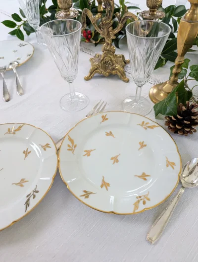 assiettes à dessert porcelaine de Limoges sur table de Noël