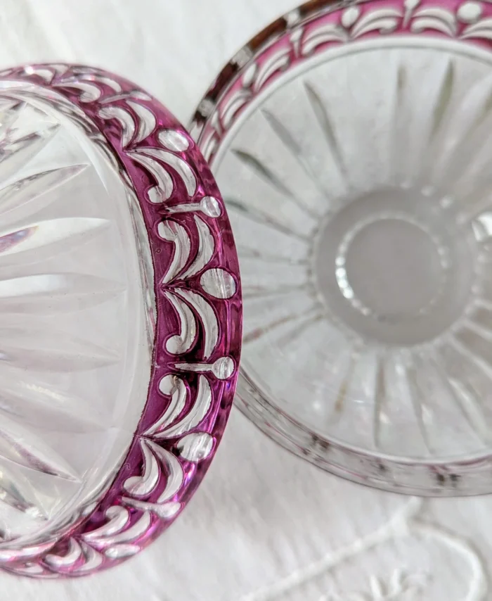 Détails Bonbonnière en cristal élégante vintage violet