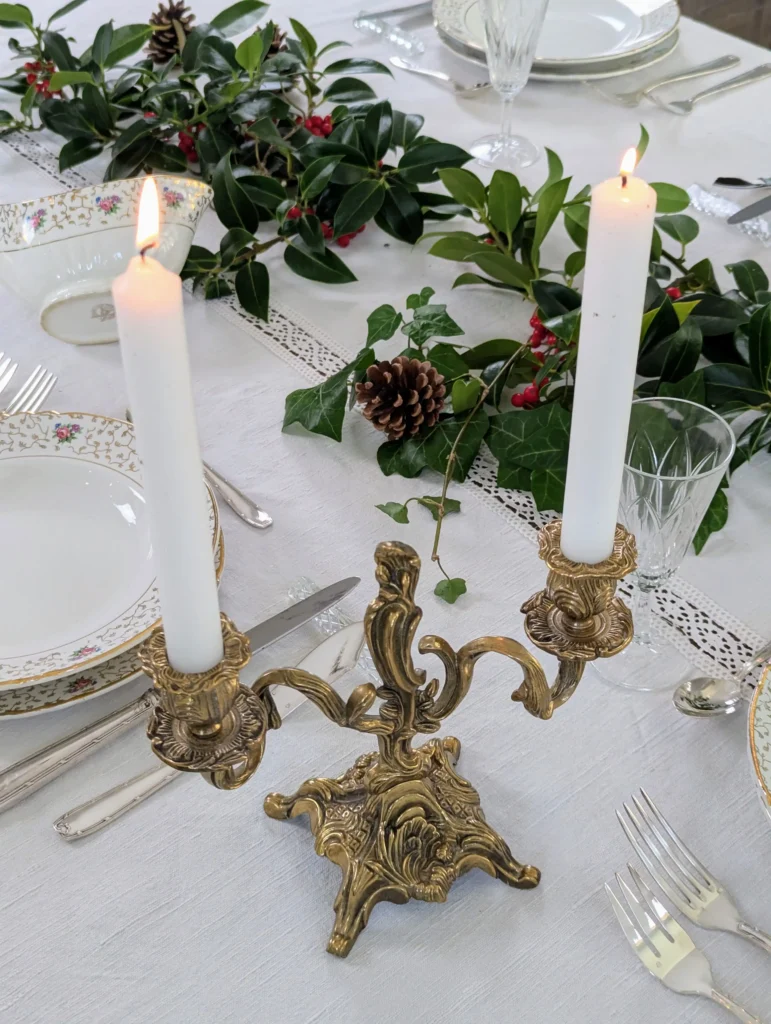 Bougeoirs dorés pour une lumière de Noël raffinée