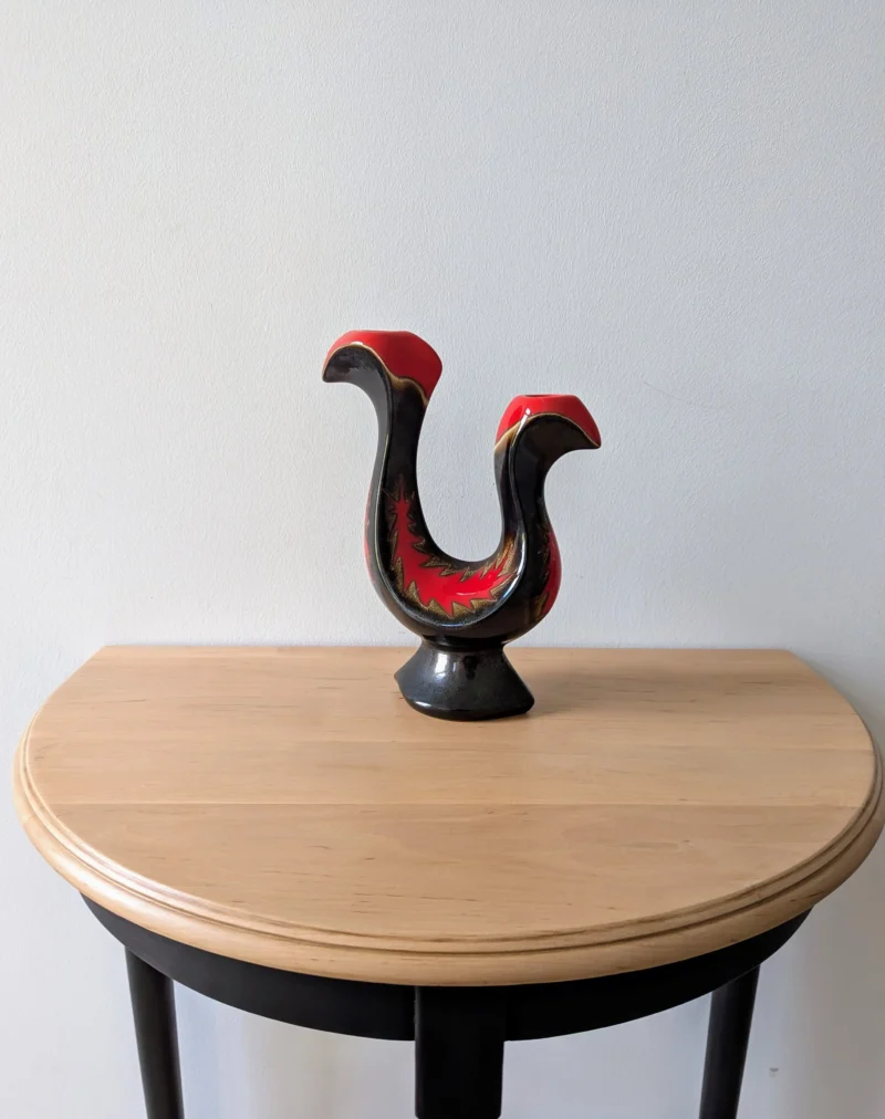 Bougeoir vintage années 60 posé sur une console minimaliste, contraste entre décoration ancienne et style contemporain