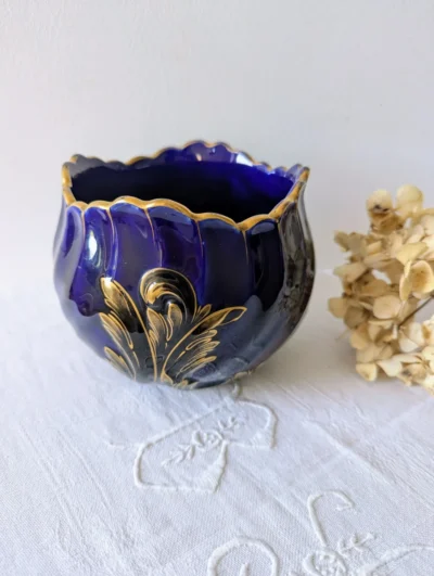 Cache-pot ancien KG Lunéville en faïence bleu cobalt intense et motifs dorés à l'or fin, forme godronnée vintage des années 1950, signature Keller & Guérin.