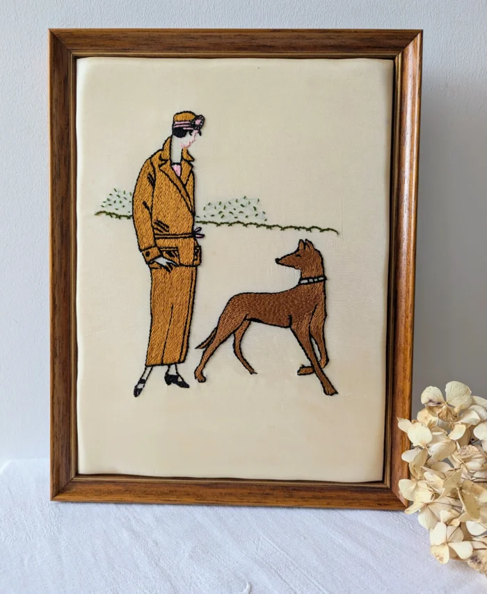 Cadre brodé main femme Art déco sur soie crème