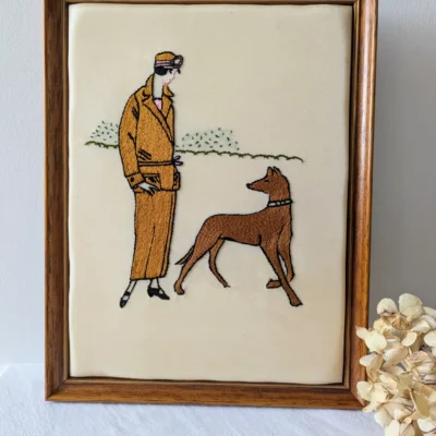 Cadre brodé main femme Art déco sur soie crème