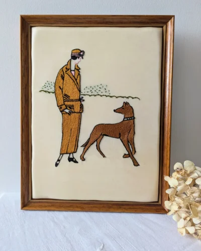 Cadre brodé main femme Art déco sur soie crème