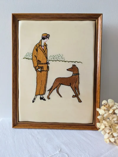 Cadre brodé main femme Art déco sur soie crème