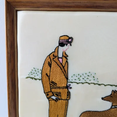 Détails Cadre brodé main femme Art déco sur soie crème