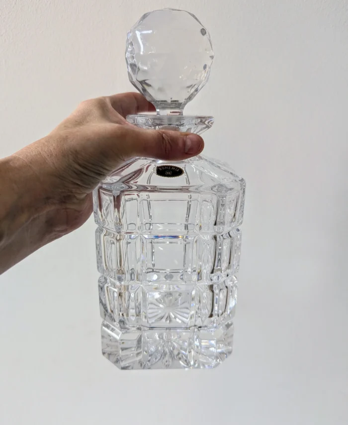 arafe à whisky en cristal de Bohême taillé, transparence et reflets lumineux, Villa Brieg