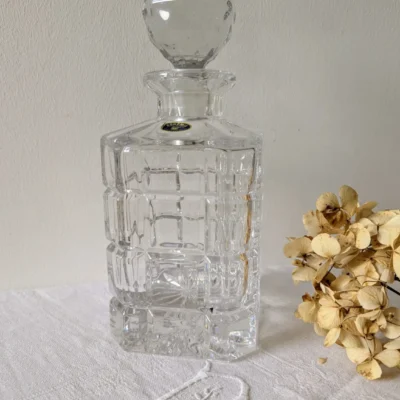 arafe à whisky en cristal de Bohême taillé, transparence et reflets lumineux, Villa Brieg