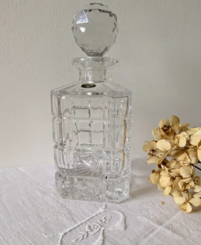 arafe à whisky en cristal de Bohême taillé, transparence et reflets lumineux, Villa Brieg