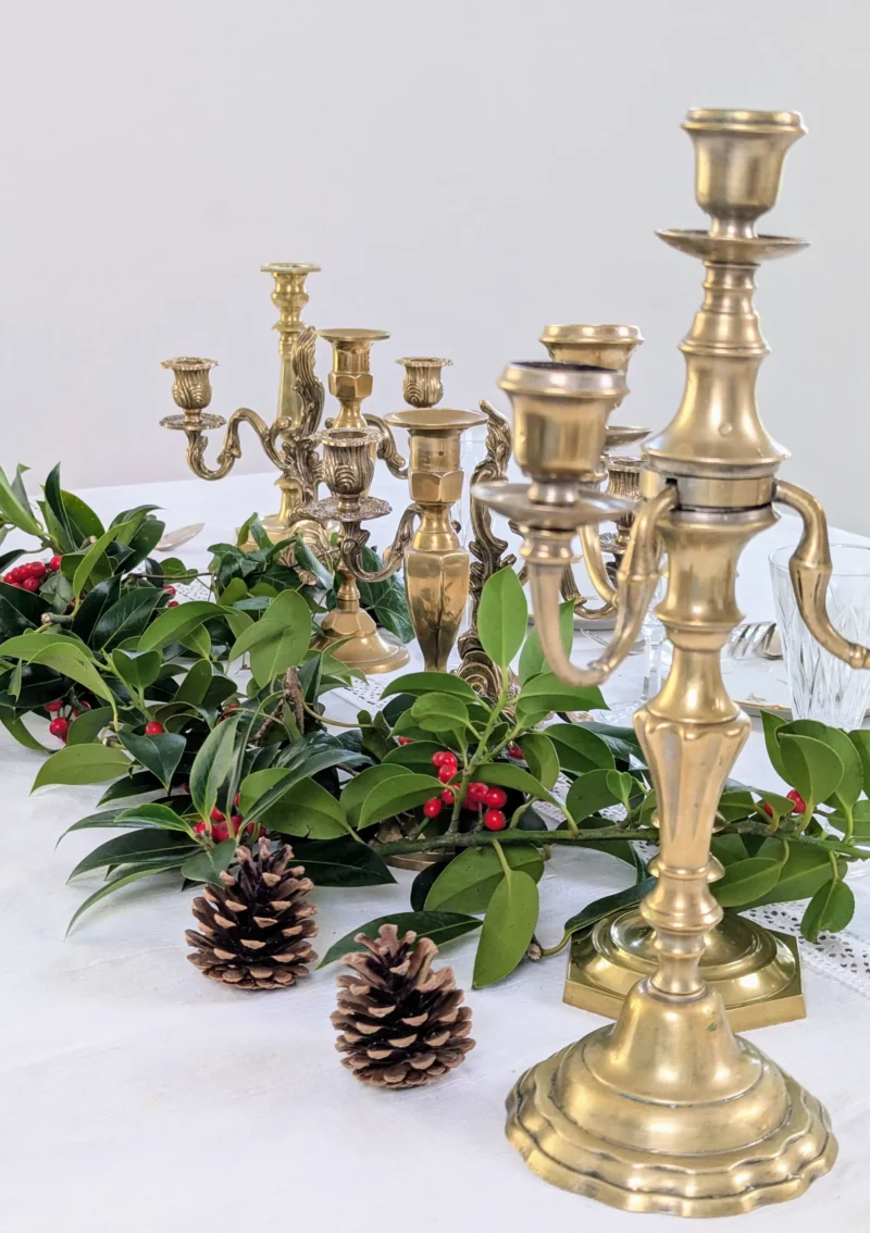 Ambiance de table de Noël chic avec nappe en lin, chandelier ancien et vaisselle raffinée