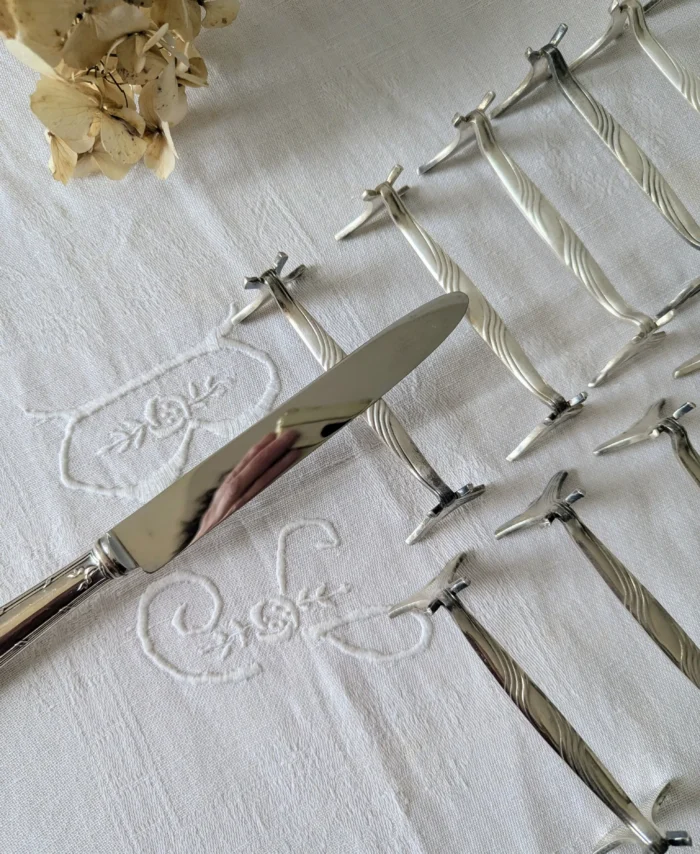 Porte-couteau Christofle modèle Moderne – ligne épurée et décor torsadé