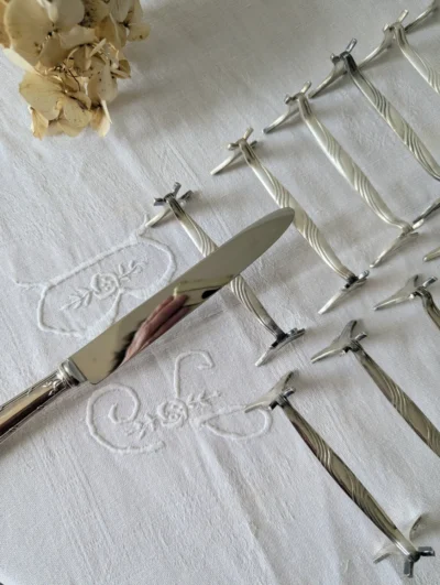 Porte-couteau Christofle modèle Moderne – ligne épurée et décor torsadé