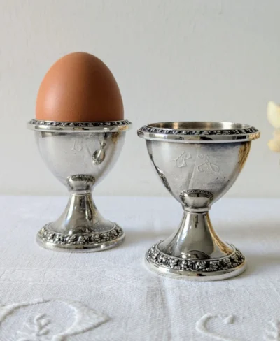 Paire de coquetiers anciens anglais en métal argenté