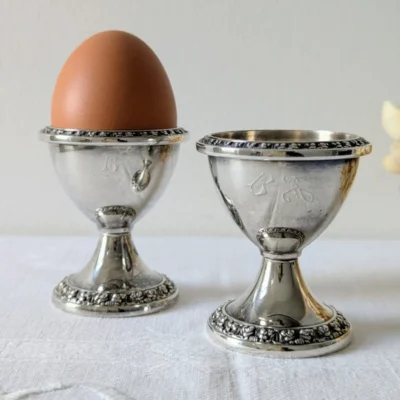 Paire de coquetiers anciens anglais en métal argenté