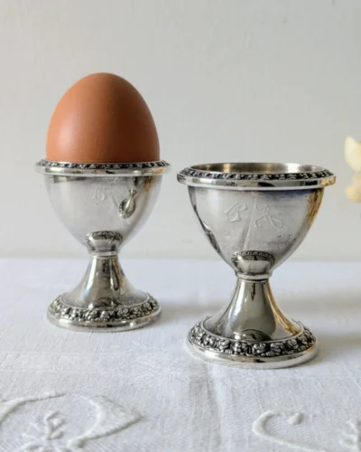 Paire de coquetiers anciens anglais en métal argenté