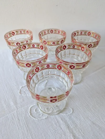 Lot de 6 coupes à dessert italiennes vintage en verre rouge rubis et liserés or, style Riviera années 60, verrerie d'Empoli.