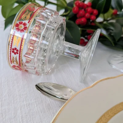 coupe en verre vintage rouge et doré sur table de Noël