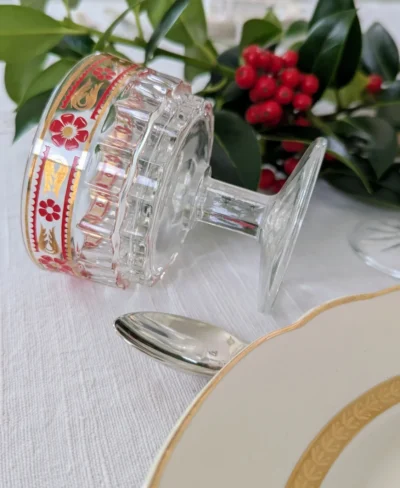 coupe en verre vintage rouge et doré sur table de Noël