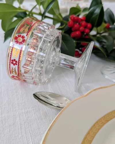 coupe en verre vintage rouge et doré sur table de Noël