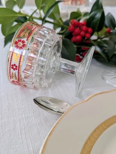 coupe en verre vintage rouge et doré sur table de Noël