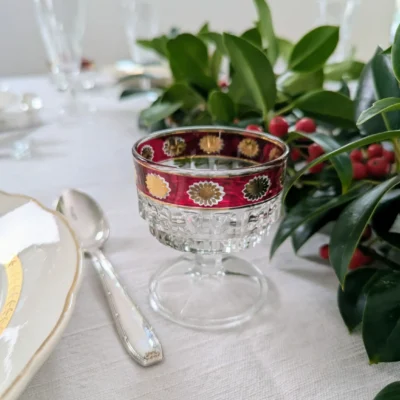 coupe en verre vintage rouge et or