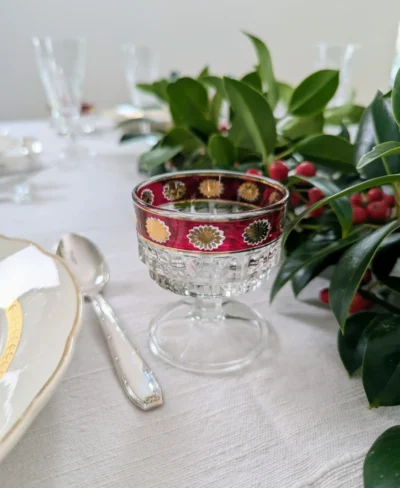 coupe en verre vintage rouge et or