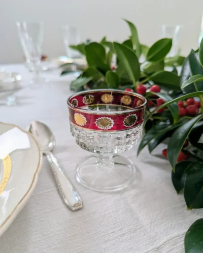 coupe en verre vintage rouge et or