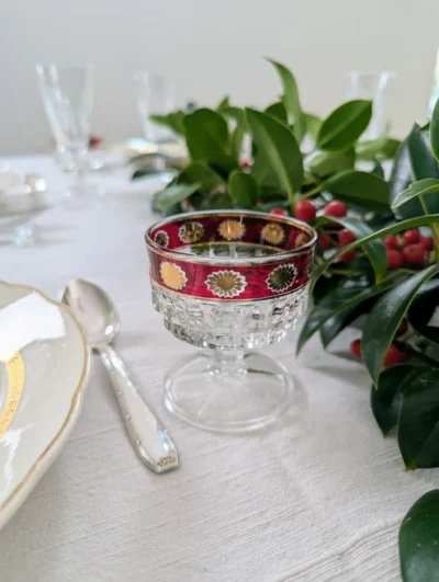 coupe en verre vintage rouge et or