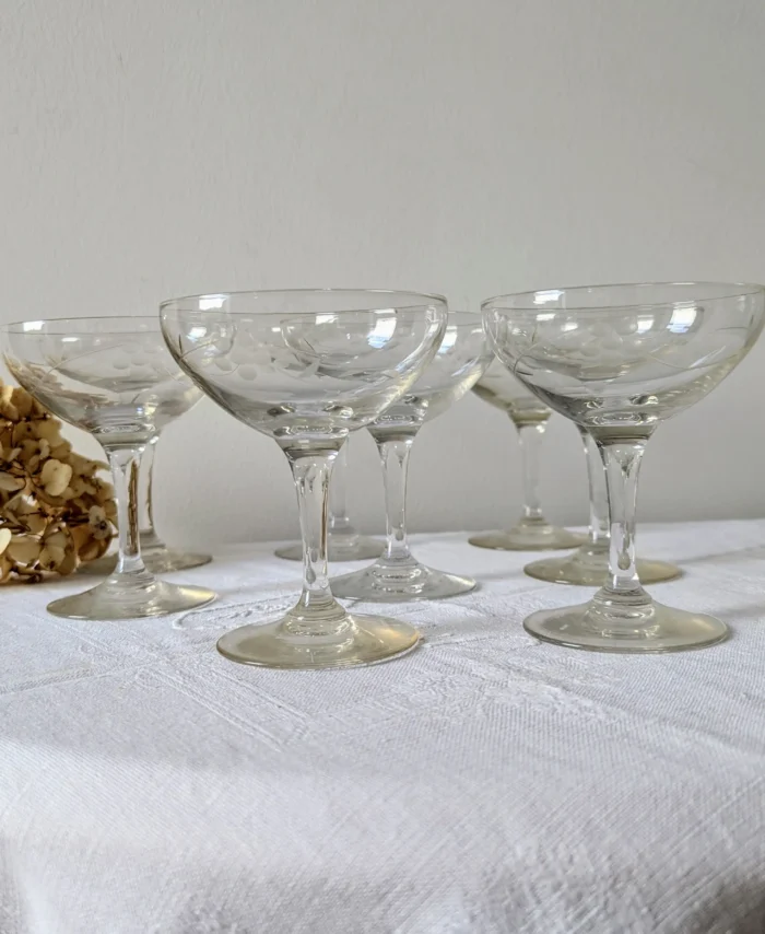 coupe à champagne vintage en verre ciselé, motif gravé délicat, Villa Brieg