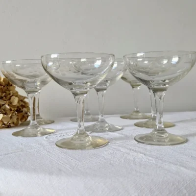 coupe à champagne vintage en verre ciselé, motif gravé délicat, Villa Brieg
