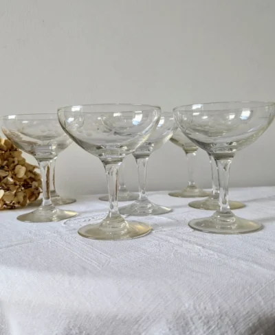 coupe à champagne vintage en verre ciselé, motif gravé délicat, Villa Brieg
