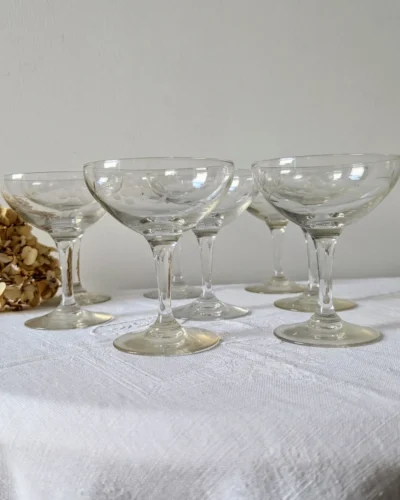 coupe à champagne vintage en verre ciselé, motif gravé délicat, Villa Brieg