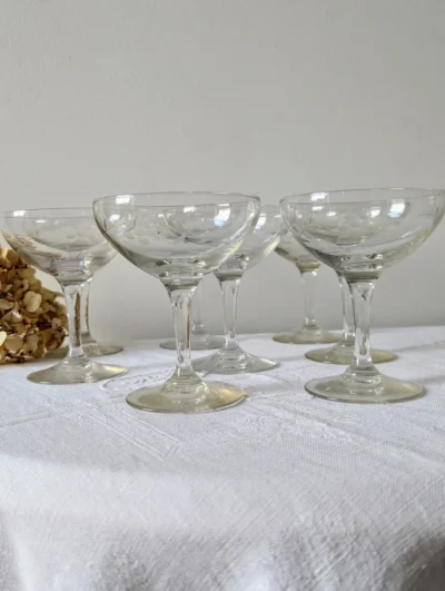 Lot de 8 coupes à champagne anciennes en verre ciselé à la main, décor de feuillages gravé à la roue, verrerie vintage des années 50 pour table de fête.