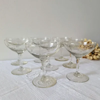 coupe à champagne vintage en verre ciselé, motif gravé délicat, Villa Brieg