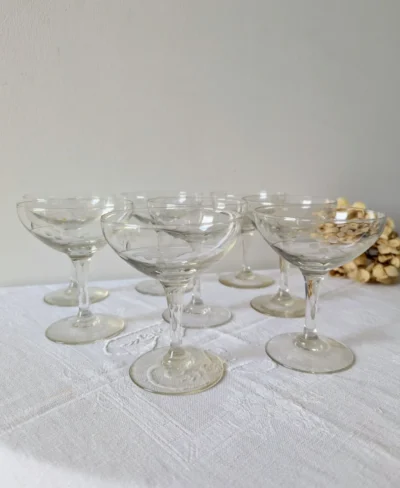 coupe à champagne vintage en verre ciselé, motif gravé délicat, Villa Brieg