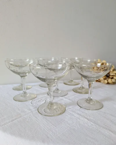 coupe à champagne vintage en verre ciselé, motif gravé délicat, Villa Brieg