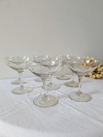 coupe à champagne vintage en verre ciselé, motif gravé délicat, Villa Brieg