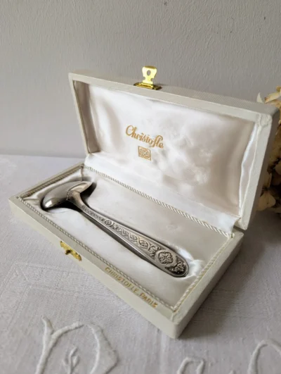 Cuillère à sauce Christofle ancienne en métal argenté style Louis XV, présentée dans son écrin d'origine en satin blanc Christofle Paris.