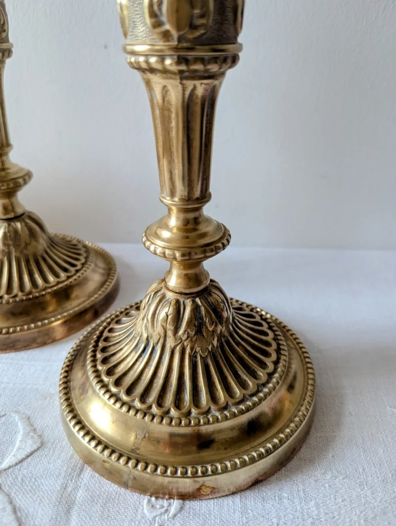 Détail sculpté d’un bougeoir en laiton ancien, relief travaillé et patine authentique Villa Brieg